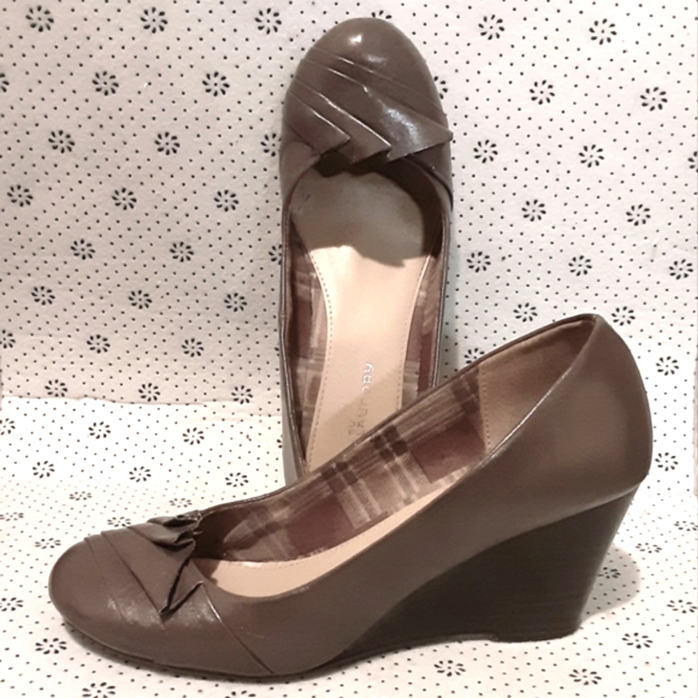 CL by Laundry pump wedge Heels